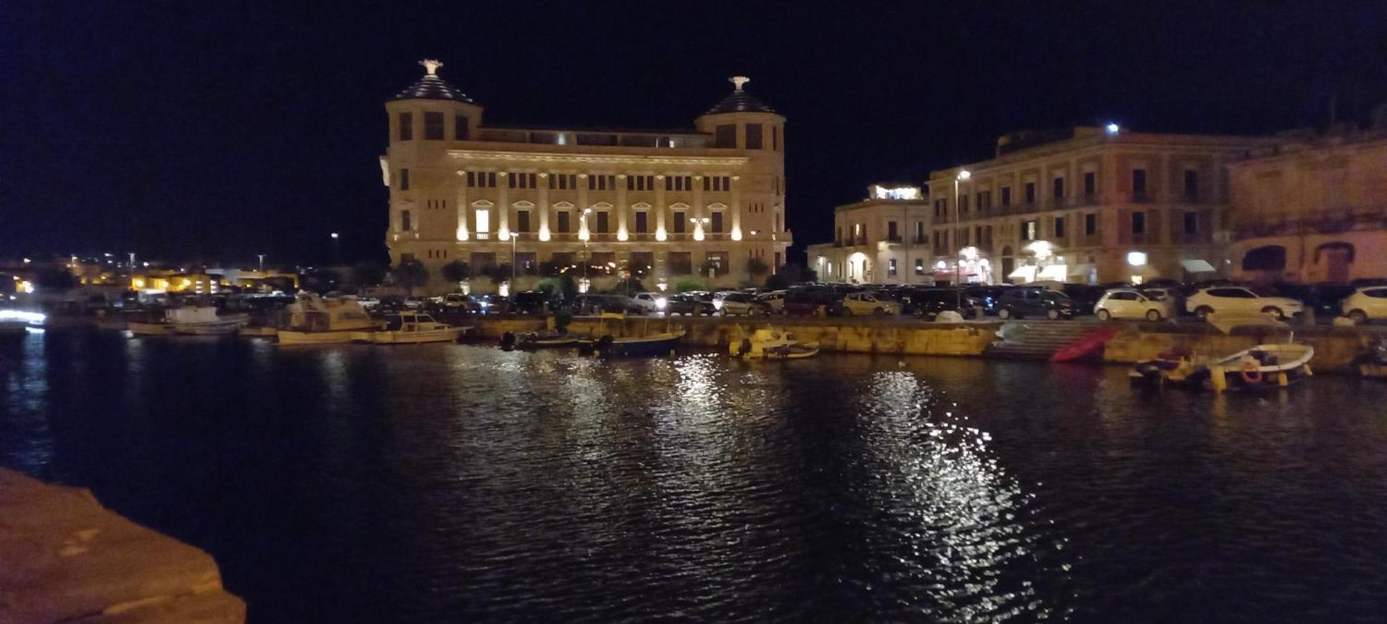 Central Chic Apartman Szirakúza Szoba fotó
